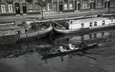 811656 Afbeelding van een roeiboot van de roeivereniging Viking, in de Oude Rijn te Utrecht; op de achtergrond de ...